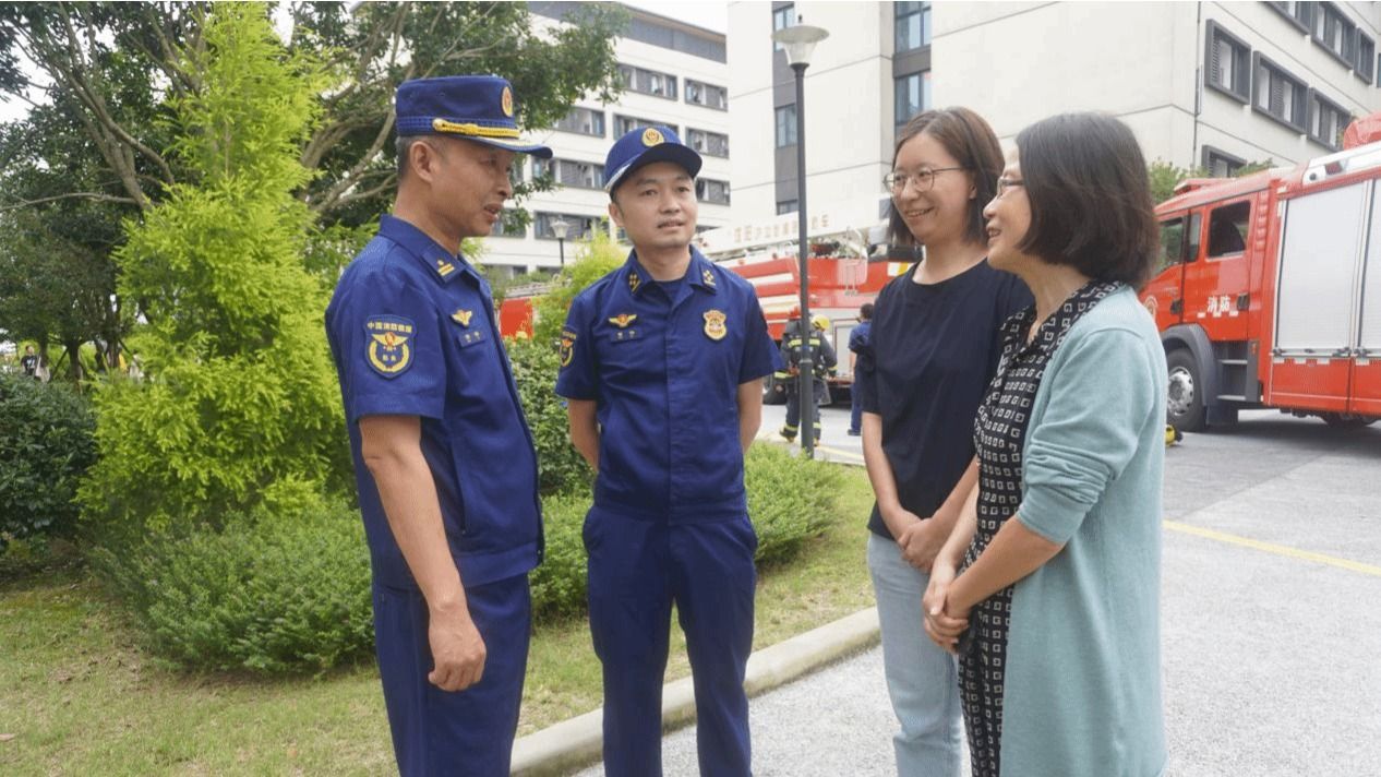 学校联合邛崃市消防大队、公安局、人民医院举行2025年秋季消防应急演练
